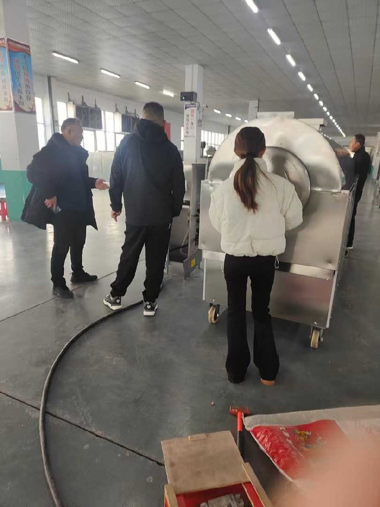云南客戶來廠考察試機(jī)電磁炒貨機(jī)炒花生果 云南客戶來廠考察試機(jī)電磁炒貨機(jī)炒花生果